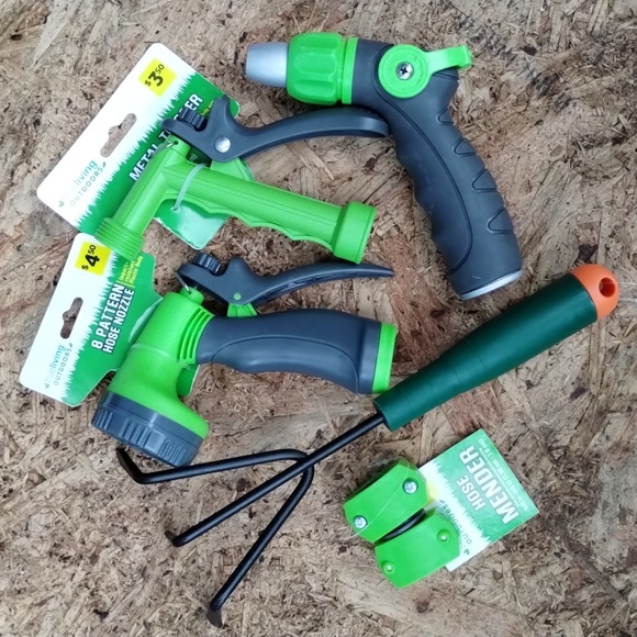 Other - Garden hose nozzle bundle